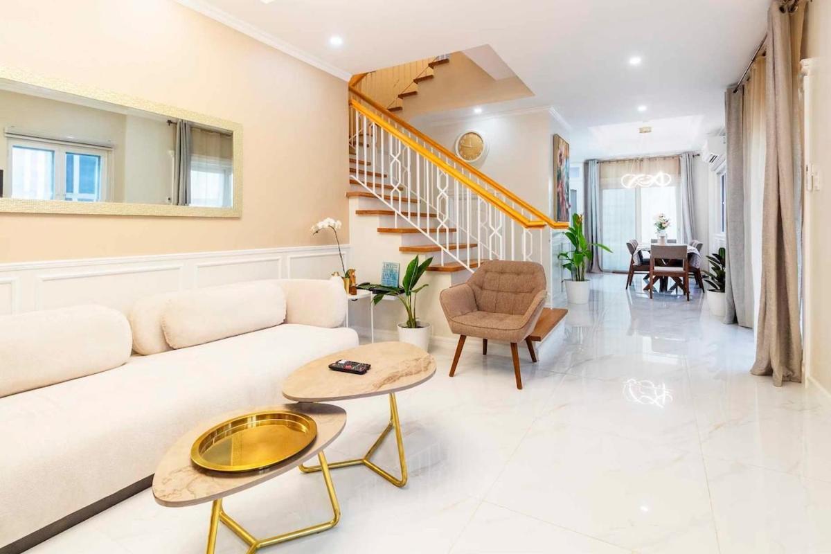 Bahay bakasyunan Luxury House Next To Ayala Alabang And Fernbrooks *