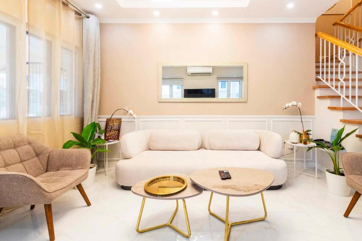 Bahay bakasyunan Luxury House Next To Ayala Alabang And Fernbrooks